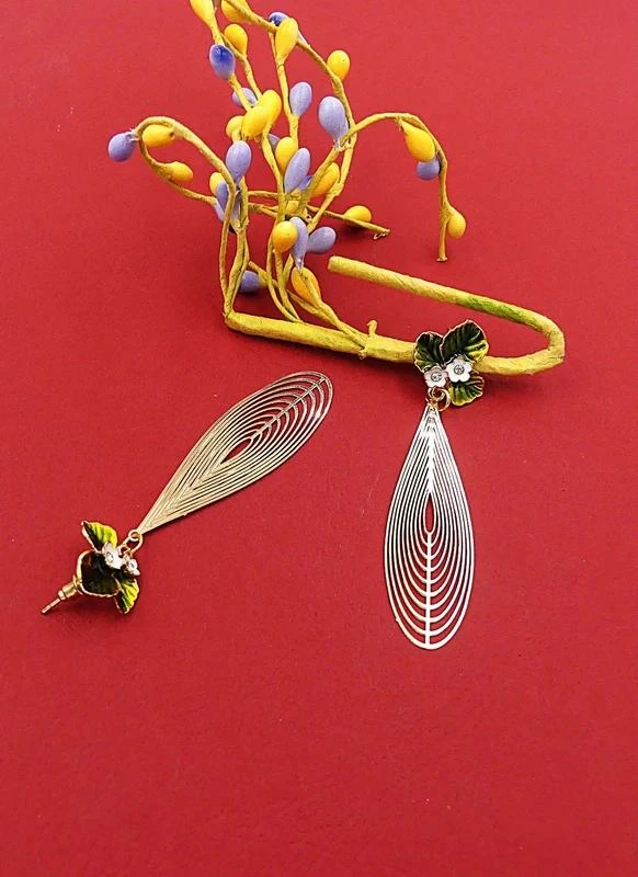 Pendientes de filigrana en metal dorado, esmaltadas y adornadas con strass – photo 3